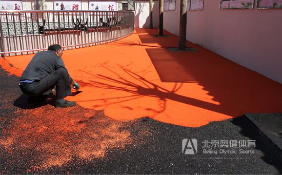 北京塑胶颗粒跑道施工工程案例之房山渔儿沟村休闲广场地面